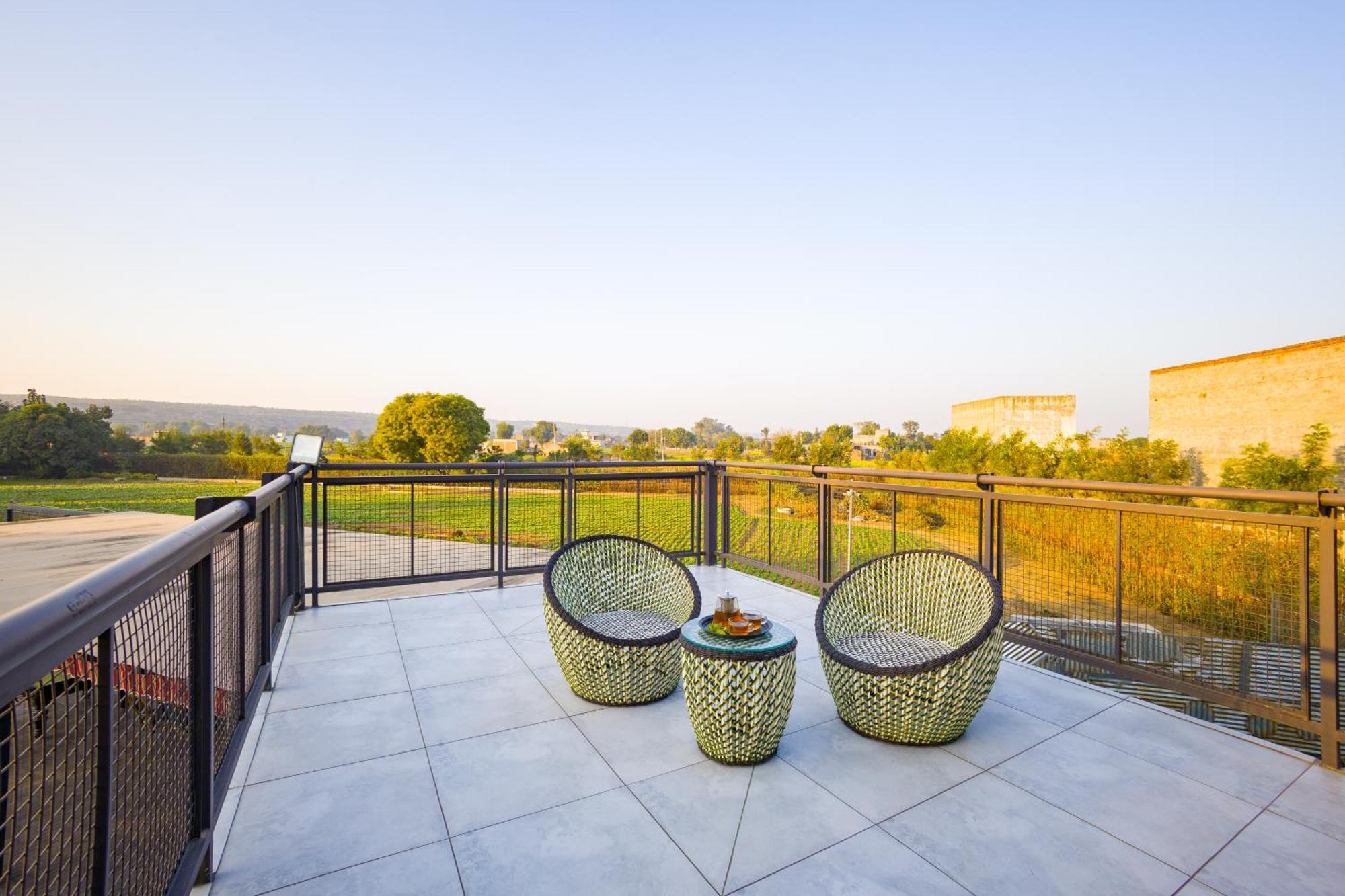 Elivaas Hidden Oasis 4Bhk With Pool, Mud House & Container House Villa Dhauj Exteriör bild
